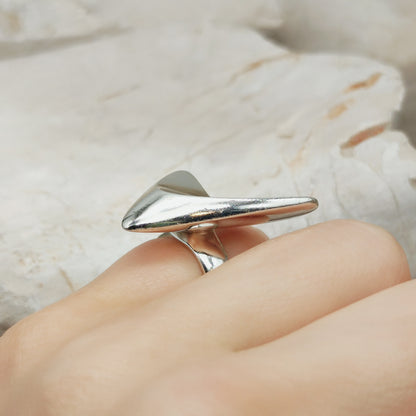 Zijaanzicht van modernistische ring met gebogen vorm