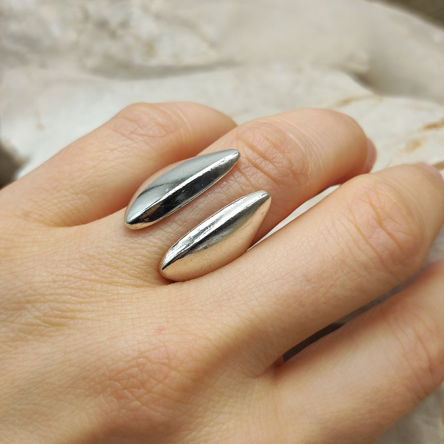Hans Hansen ring gedragen aan hand met dubbele vorm