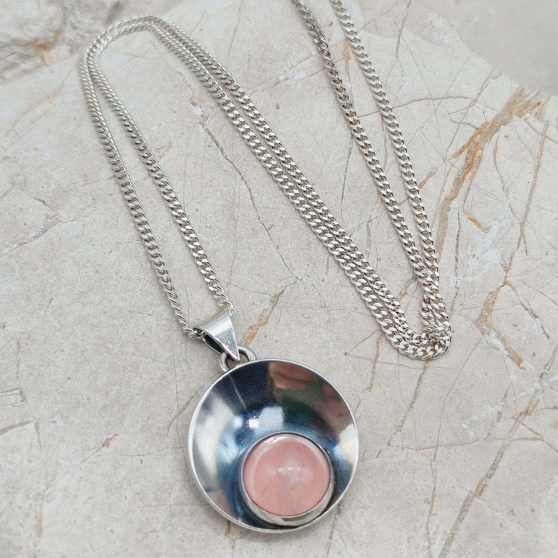 Detail van rozekwarts cabochon in zilveren hanger Niels Erik From