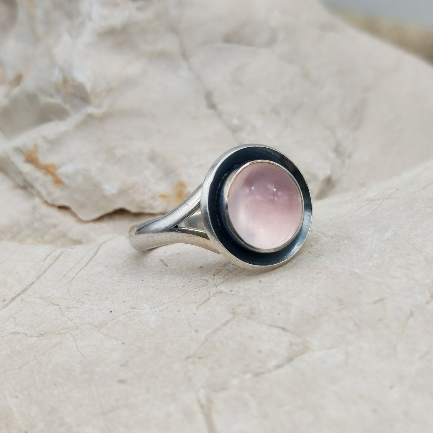 Zilveren ring met rozenkwarts in schotelvormige zetting