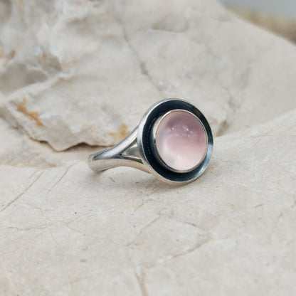 Zilveren ring met rozenkwarts in schotelvormige zetting