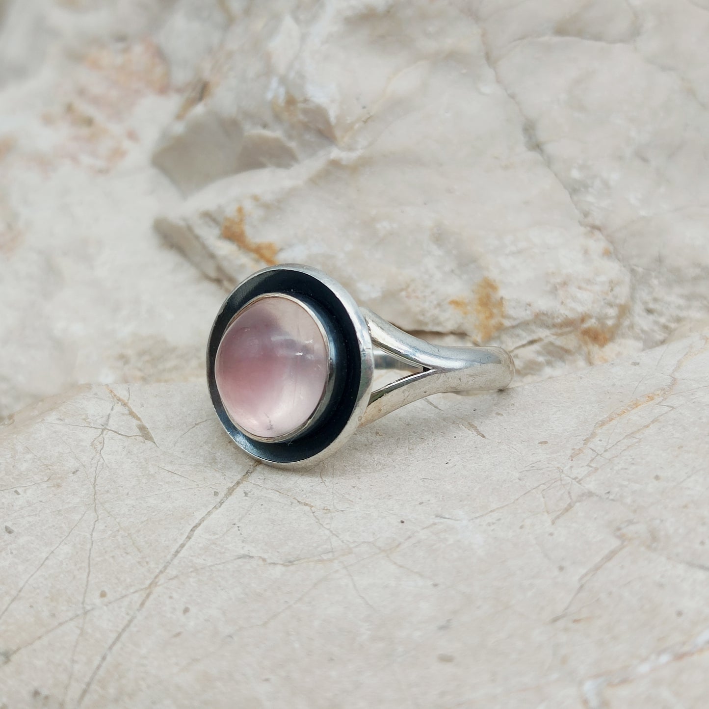 Detail van Niels Erik From ring met rozenkwarts cabochon