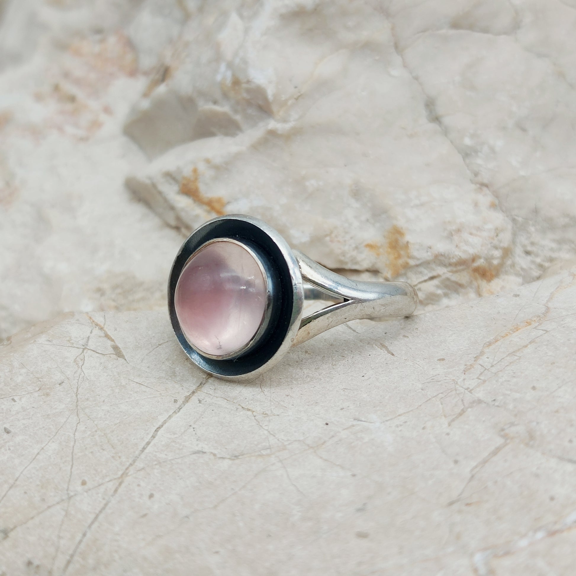 Detail van Niels Erik From ring met rozenkwarts cabochon