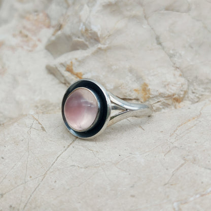 Detail van Niels Erik From ring met rozenkwarts cabochon