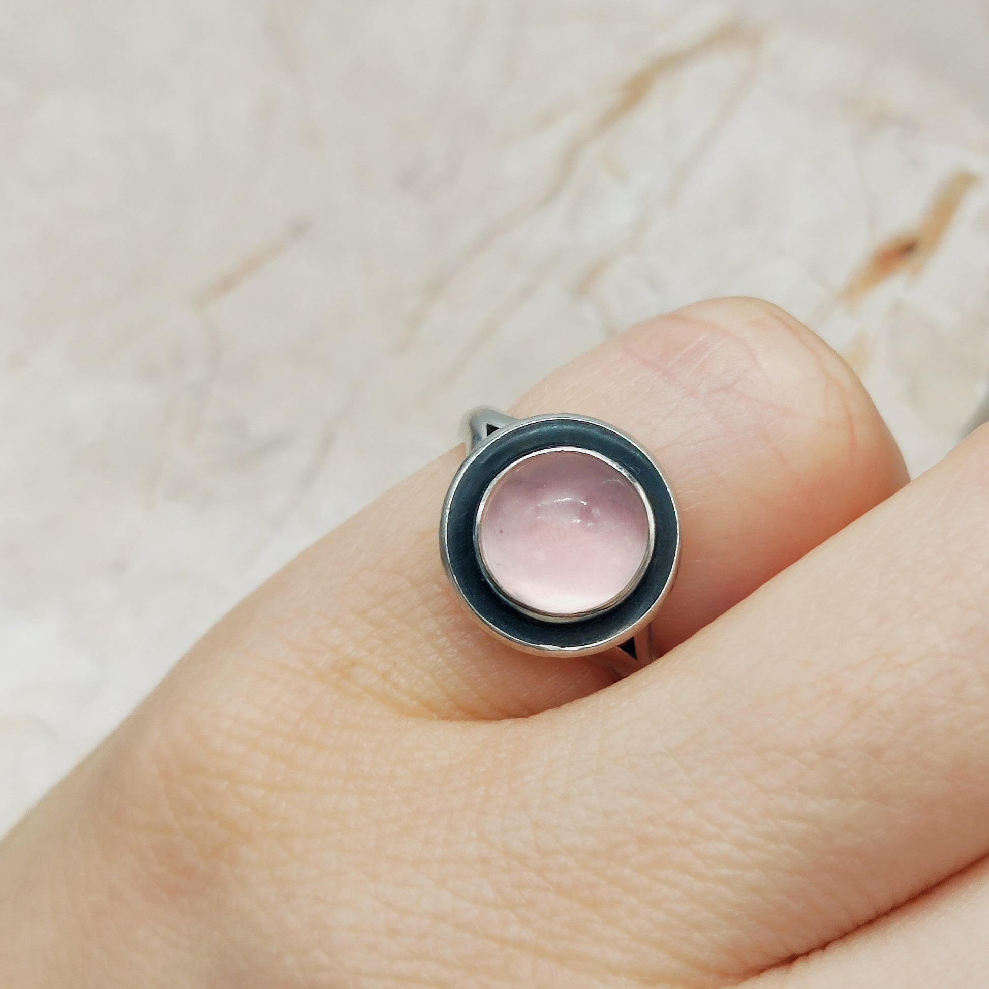 Bovenaanzicht zilveren ring met roze kwarts cabochon – Deens design