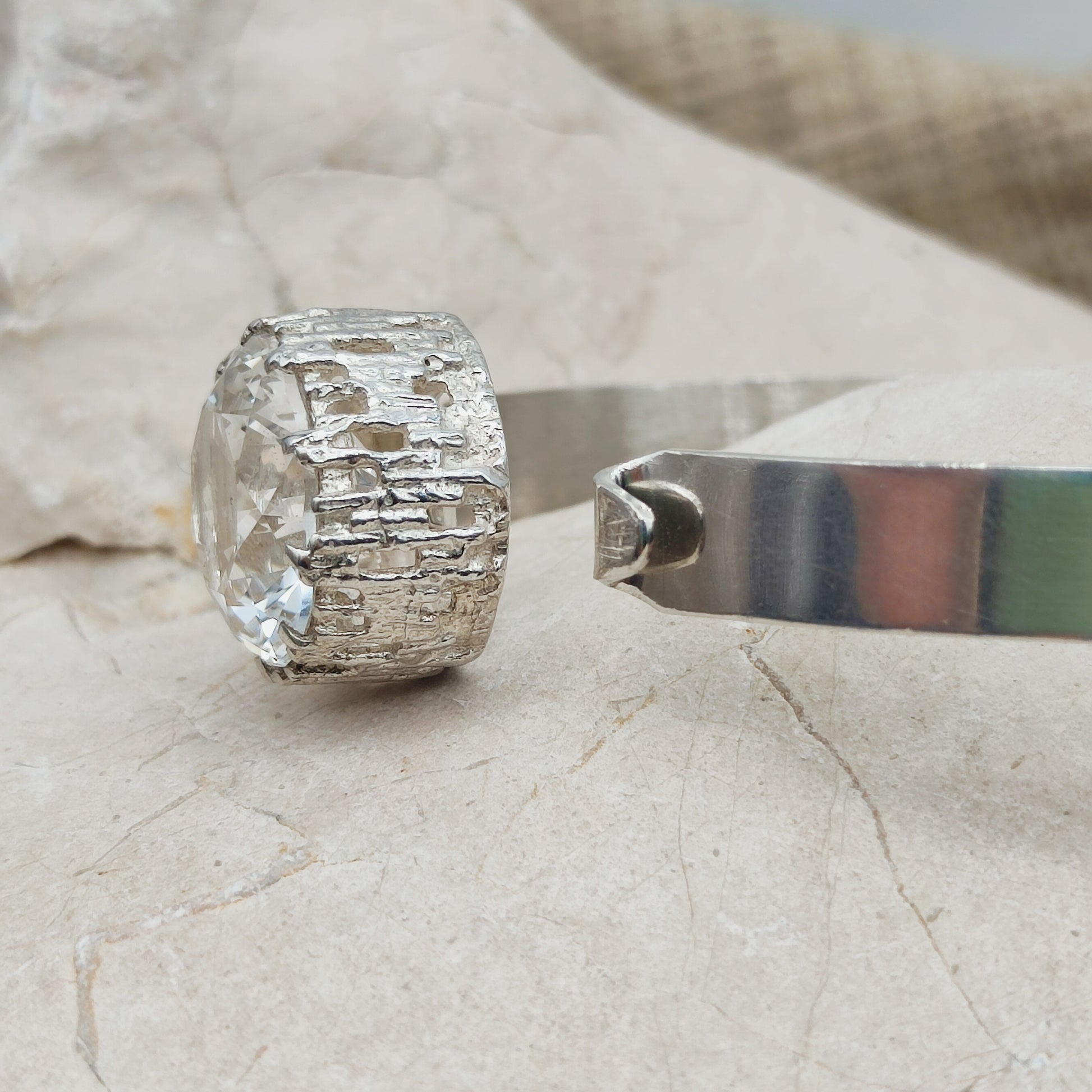 Detail van bergkristal zetting met schorsstructuur