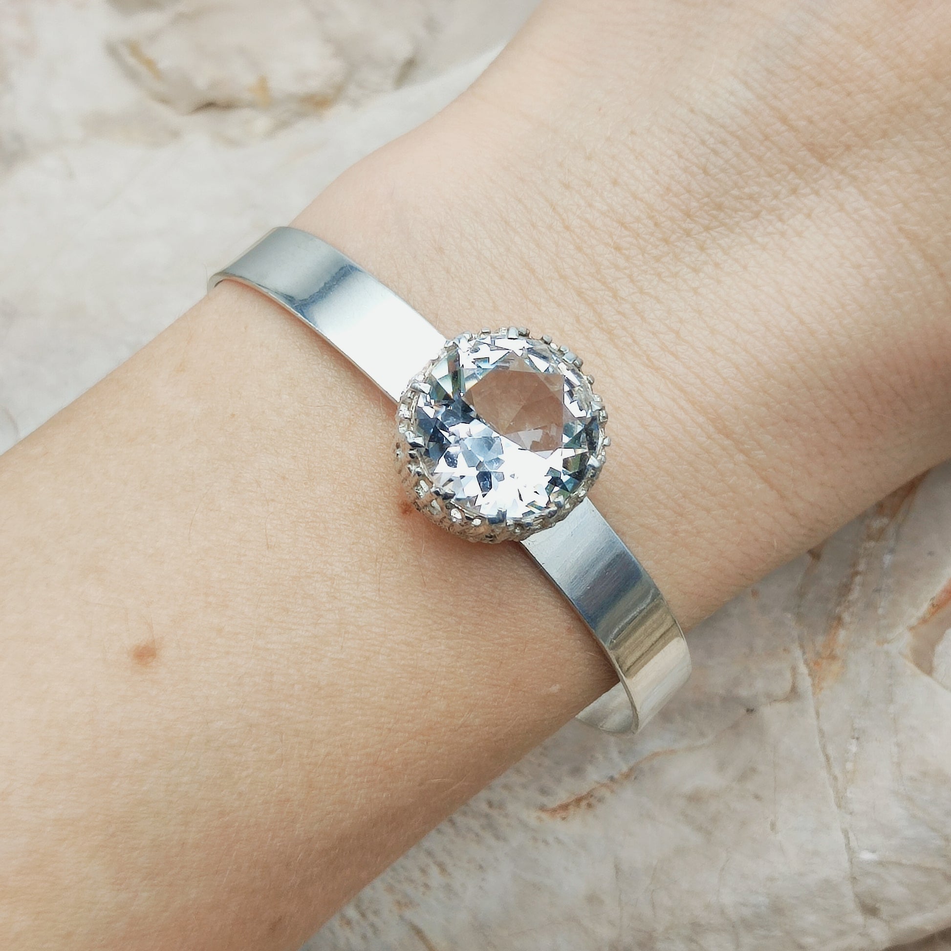 Zilveren armband gedragen op de pols