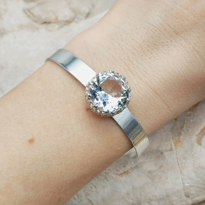 Zilveren armband gedragen op de pols