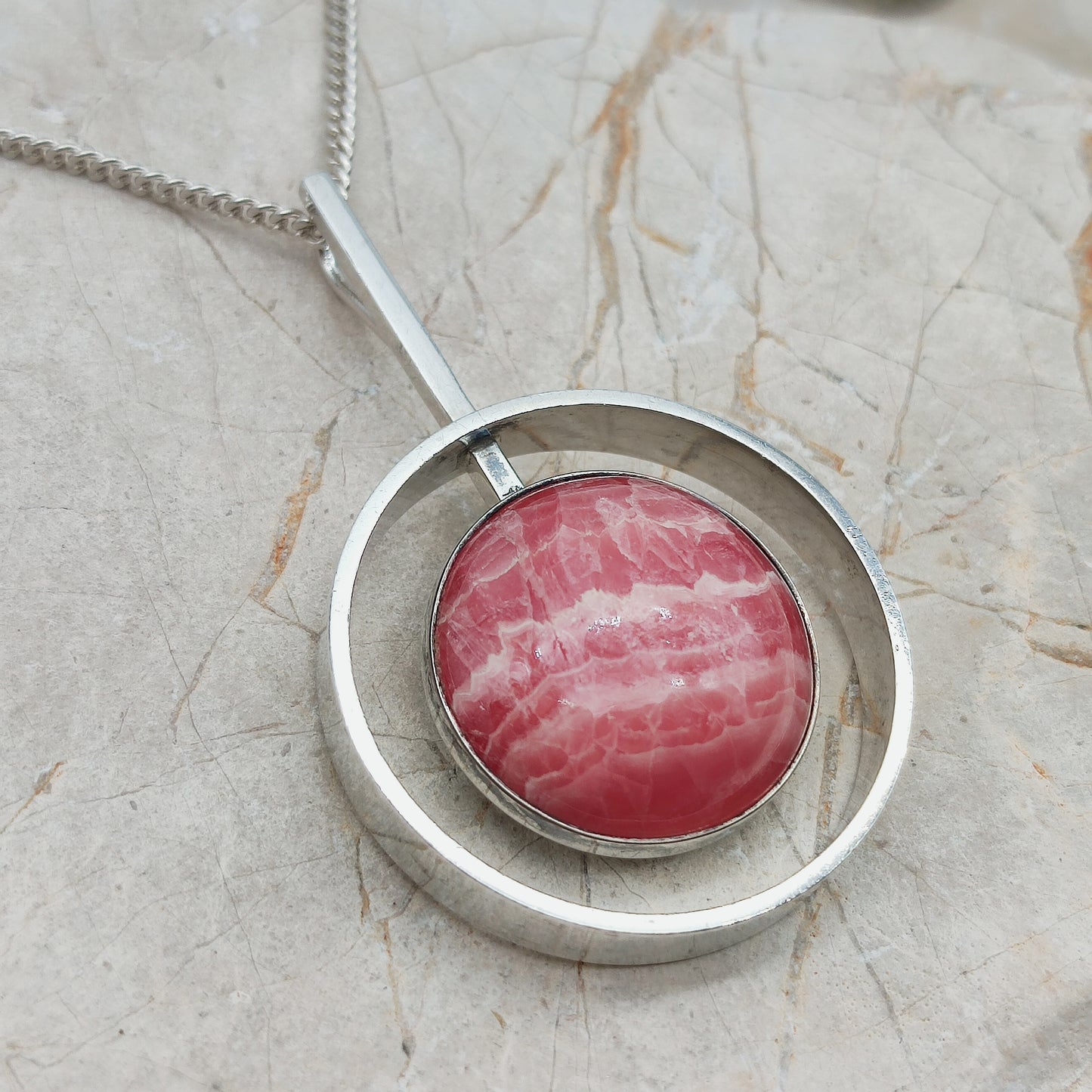Detail van rhodochrosiet steen met roze en witte banden