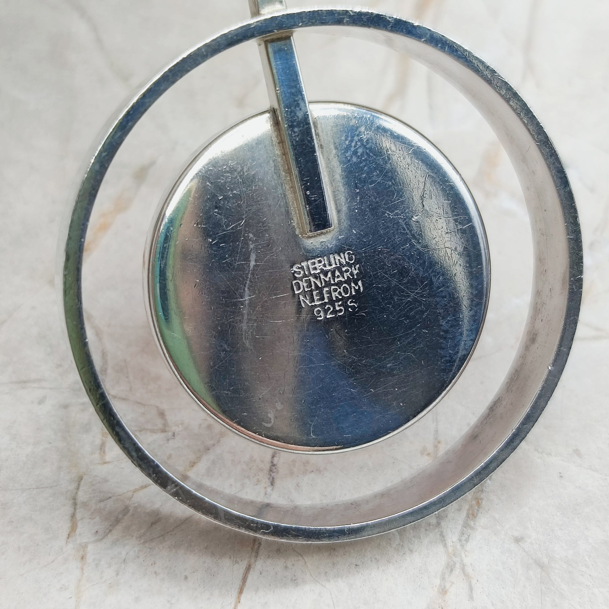Achterzijde hanger met keurmerken Denmark Sterling N.E. From 925S