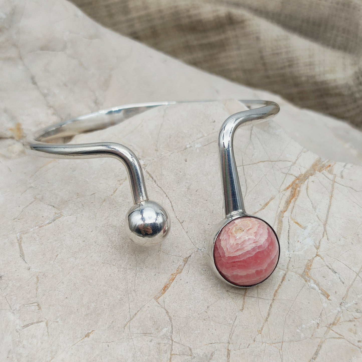 Modernistische zilveren armband met roze rhodochrosiet cabochon