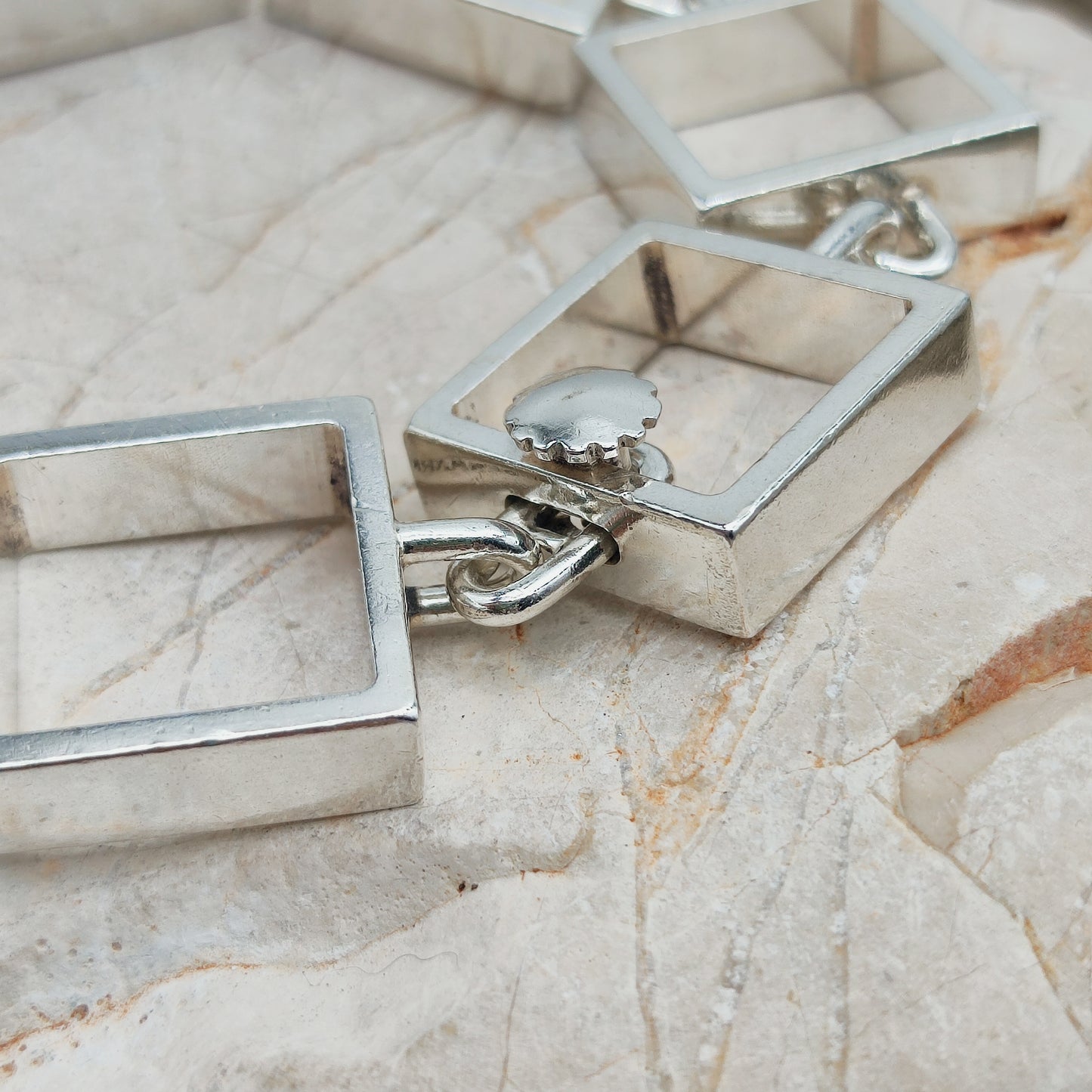 Detail van schroefsluiting in Hans Hansen armband