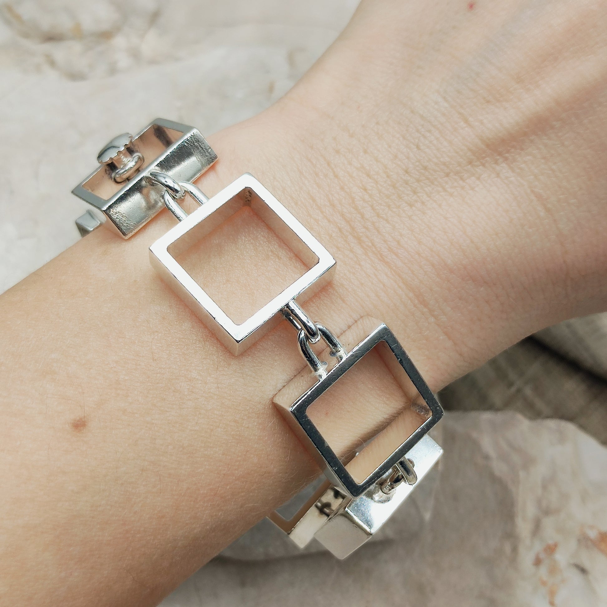 Hans Hansen armband gedragen om de pols