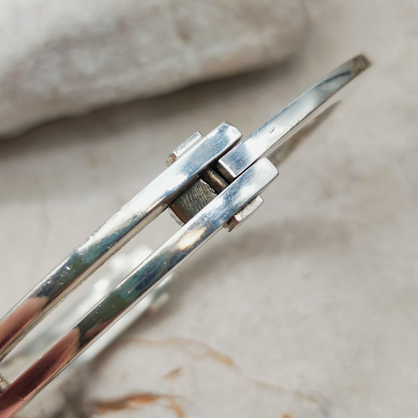 Detail van kliksluiting in zilveren armband