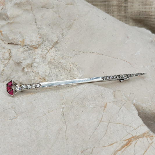 Art Deco zilveren staafbroche met rode driehoekige glasstenen