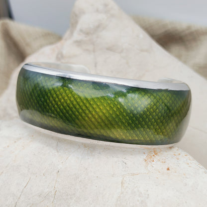 Zijaanzicht van een zware zilveren Gori armband met donkergroen email.
