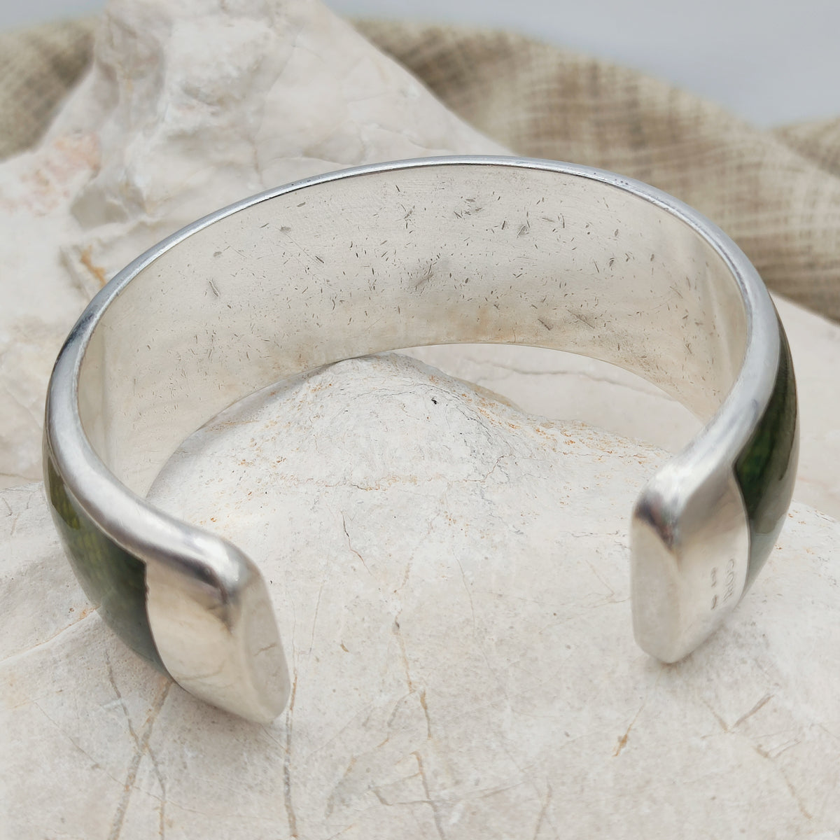 Binnenzijde van de Italiaanse zilveren armband met lichte vintage gebruikssporen.