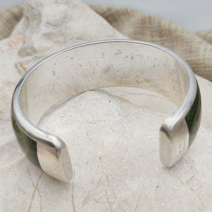 Binnenzijde van de Italiaanse zilveren armband met lichte vintage gebruikssporen.