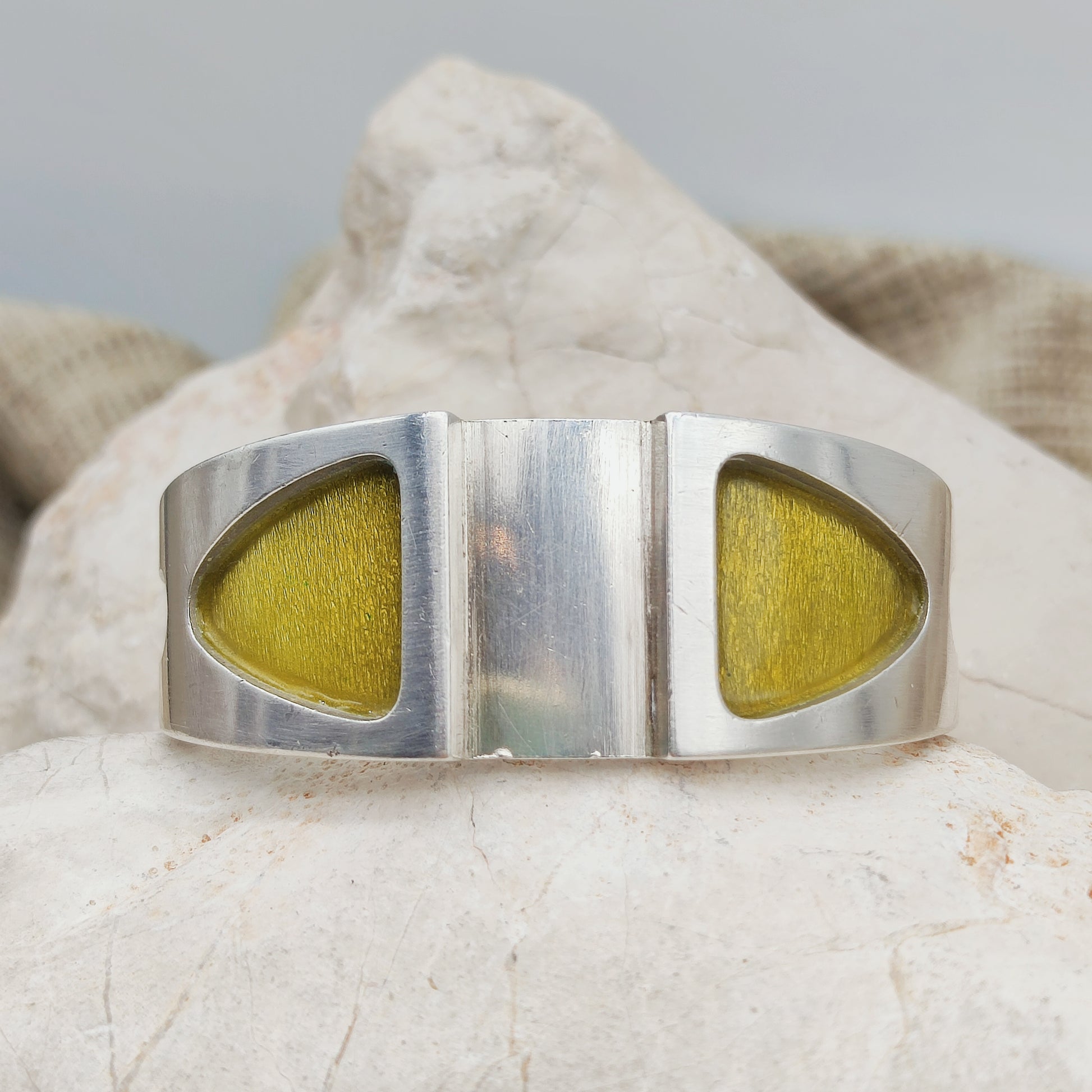 Zware vintage modernistische armband in Frans gekeurd 800 zilver met twee driehoekige vlakken van felgroen email, gesigneerd SiK.