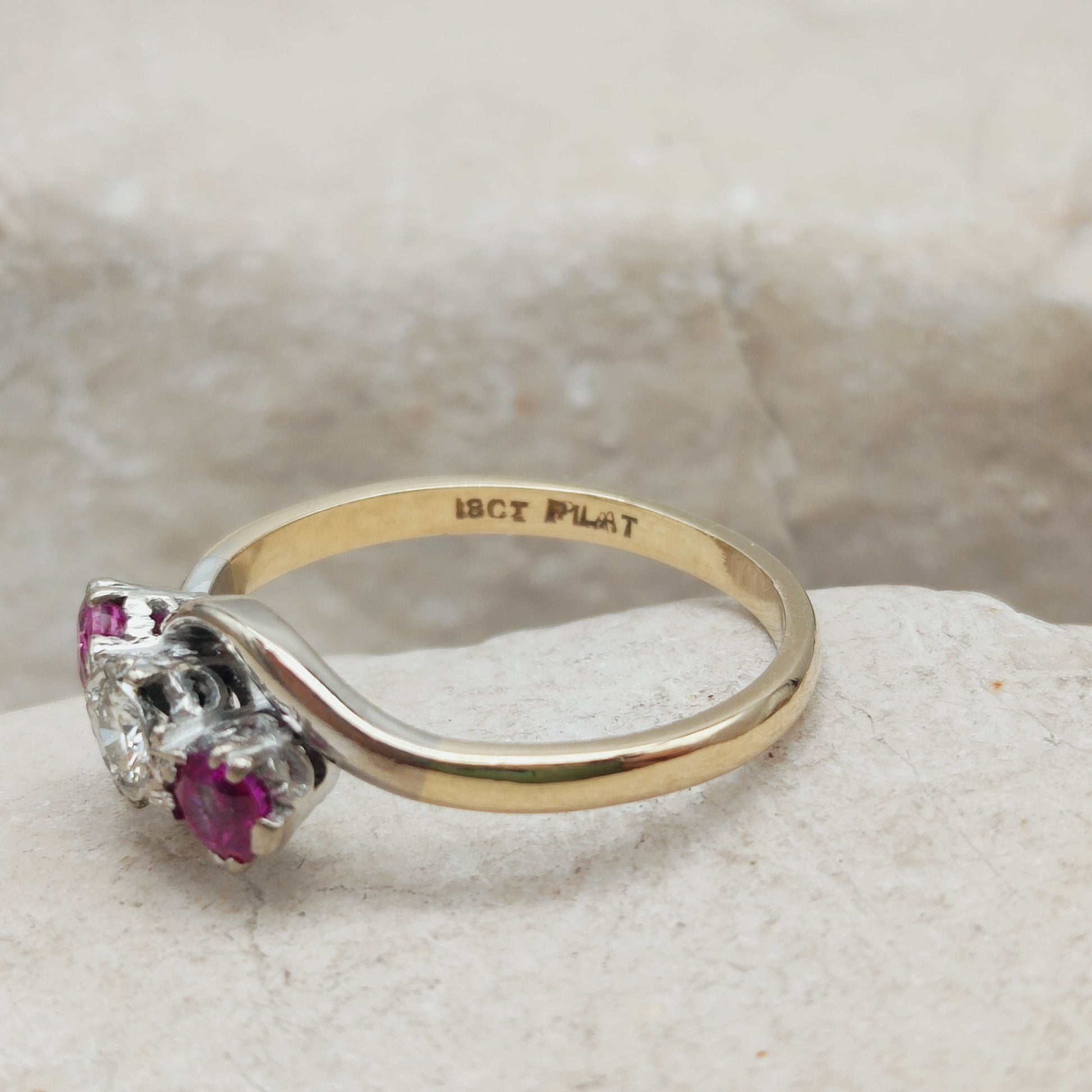 Keurmerken 18 CT en PLAT in de ringband