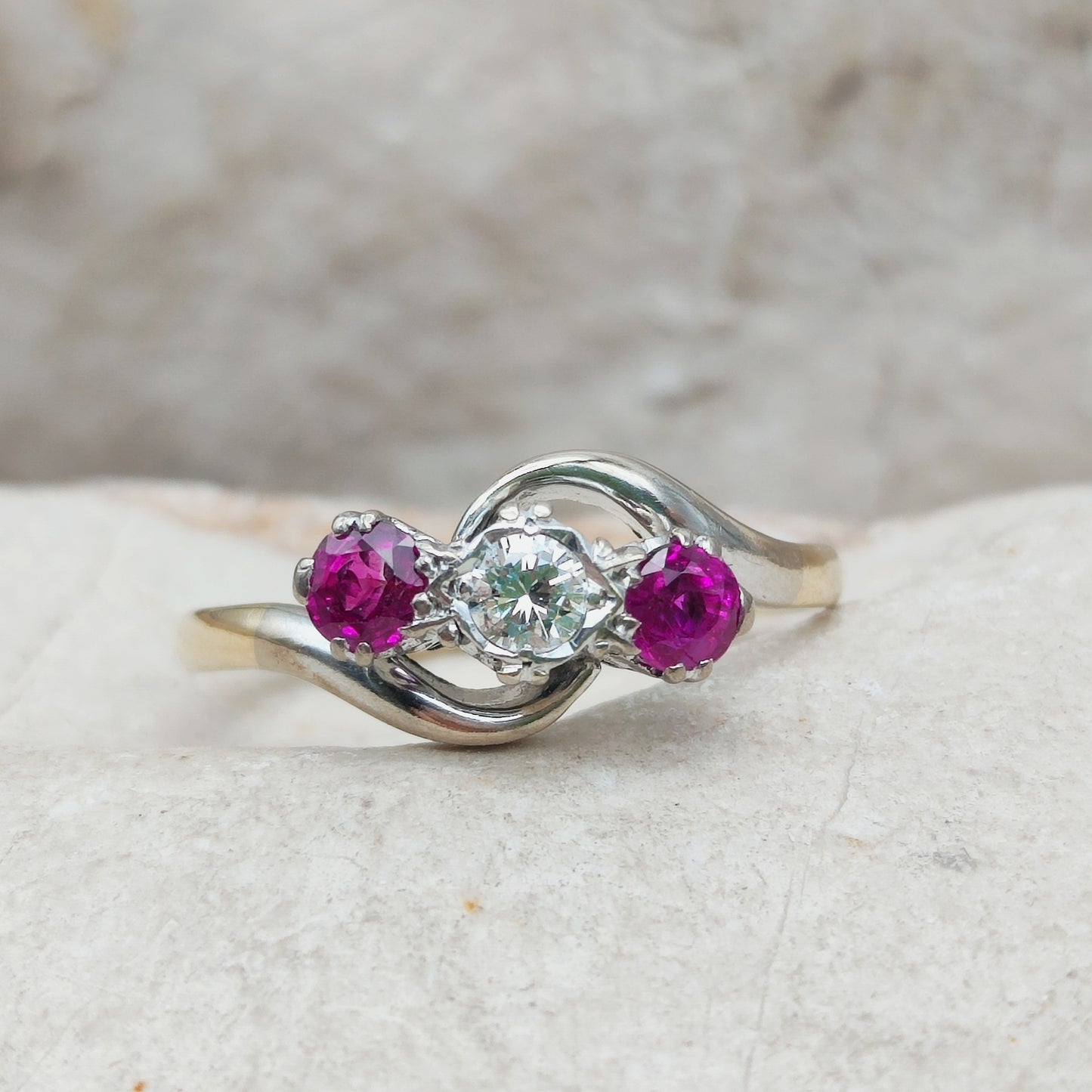 Art Deco trilogy ring met diamant en robijnen in 18 karaat goud