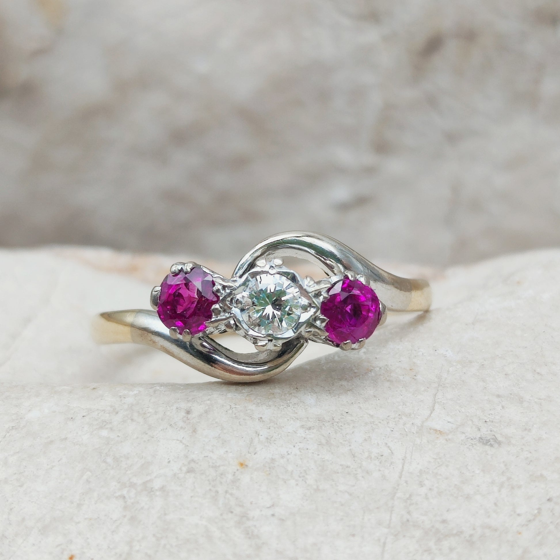 Art Deco trilogy ring met diamant en robijnen in 18 karaat goud