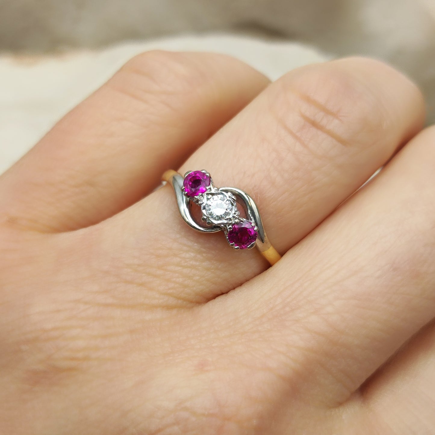 Art Deco diamant ring gedragen aan de hand