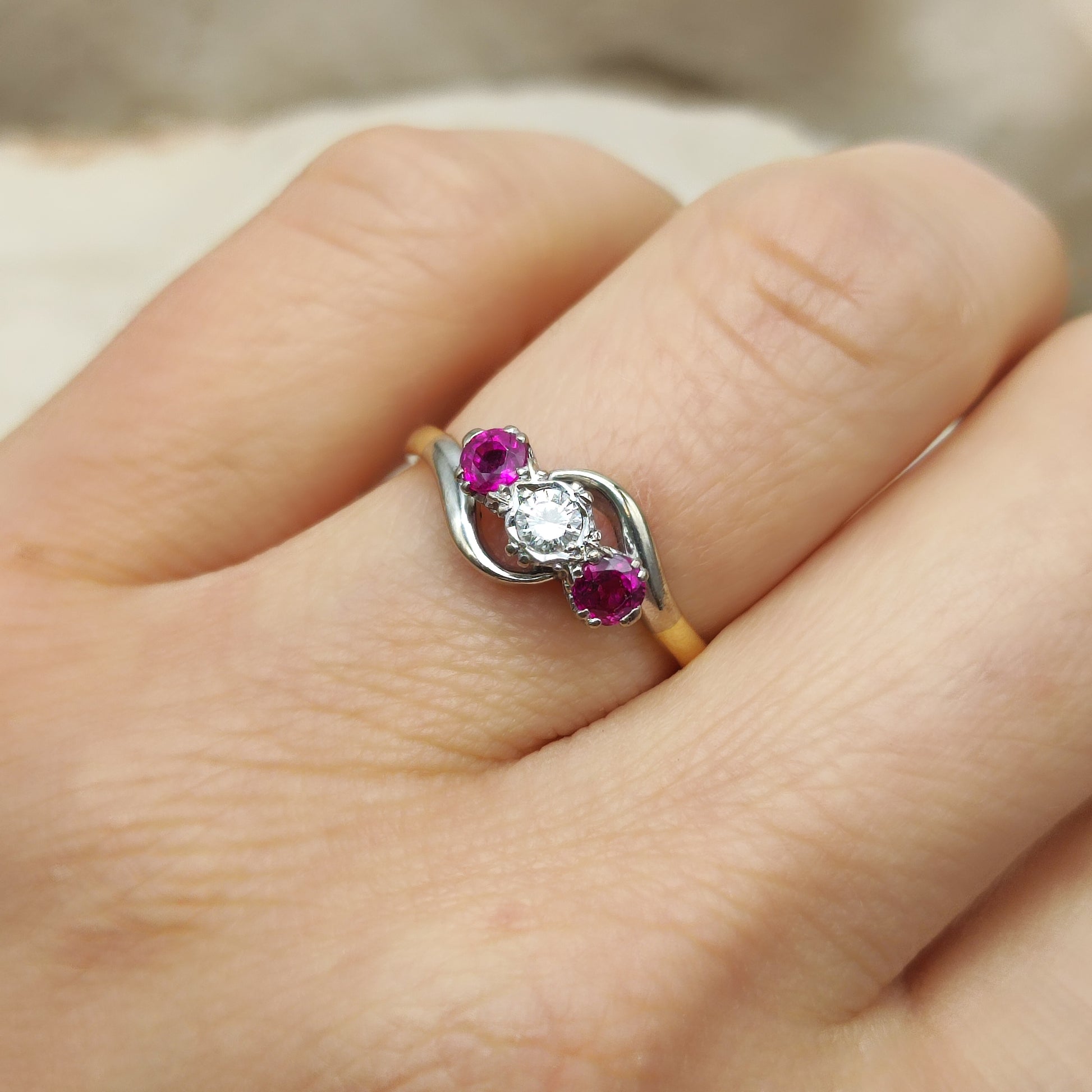Art Deco diamant ring gedragen aan de hand