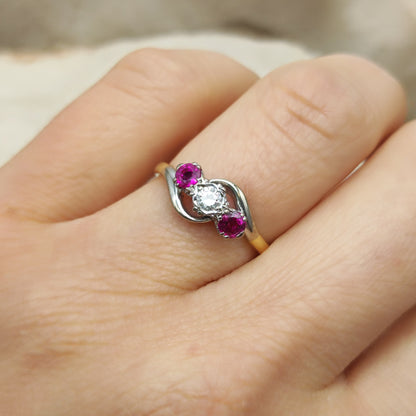 Art Deco diamant ring gedragen aan de hand