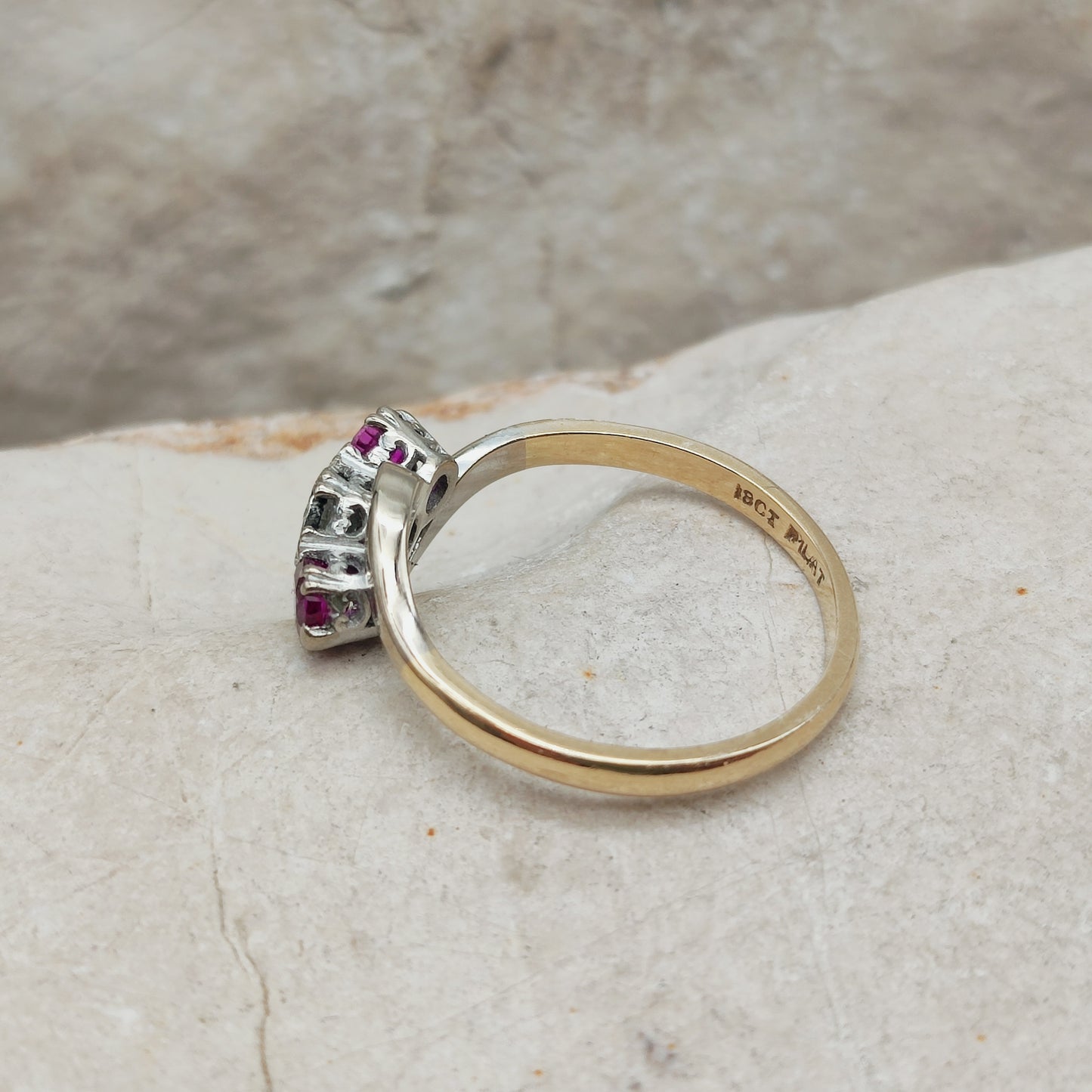 Zijaanzicht van de Art Deco ring met robijnen