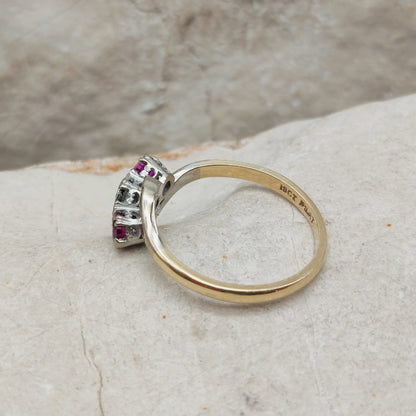 Zijaanzicht van de Art Deco ring met robijnen