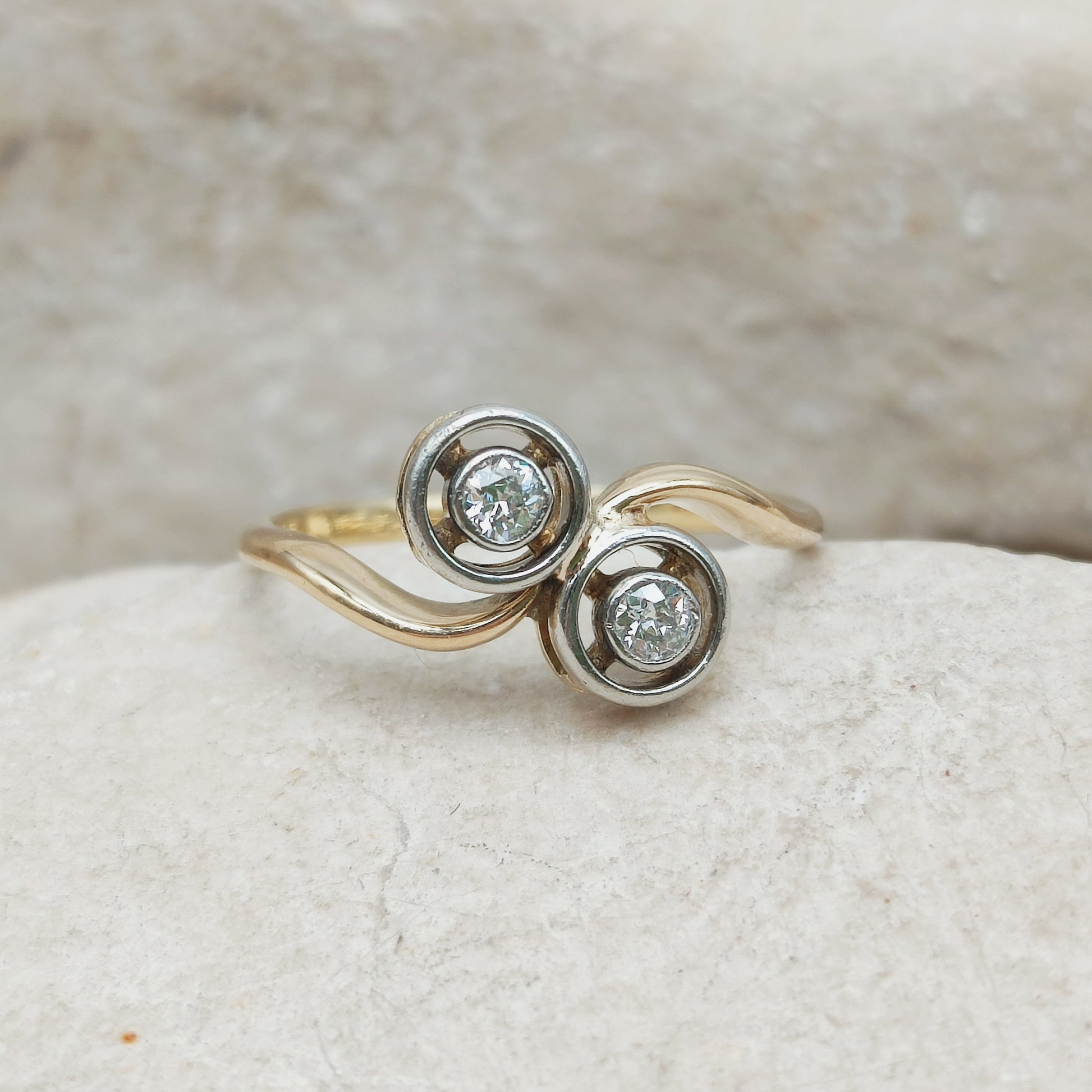 Detail van open cirkelzetting met diamanten