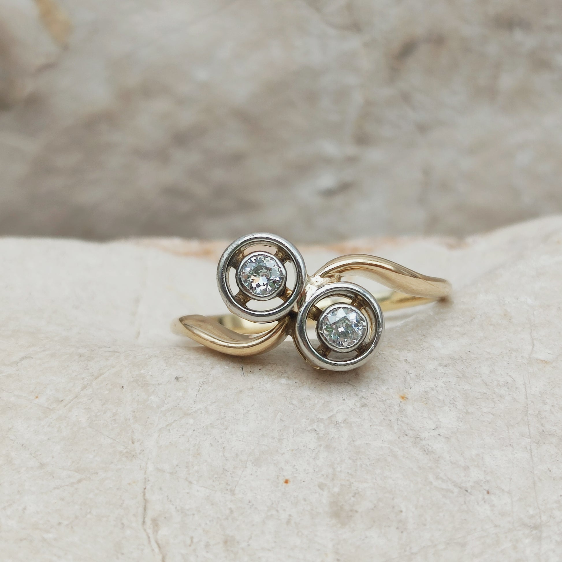 Art Deco toi et moi ring met twee diamanten