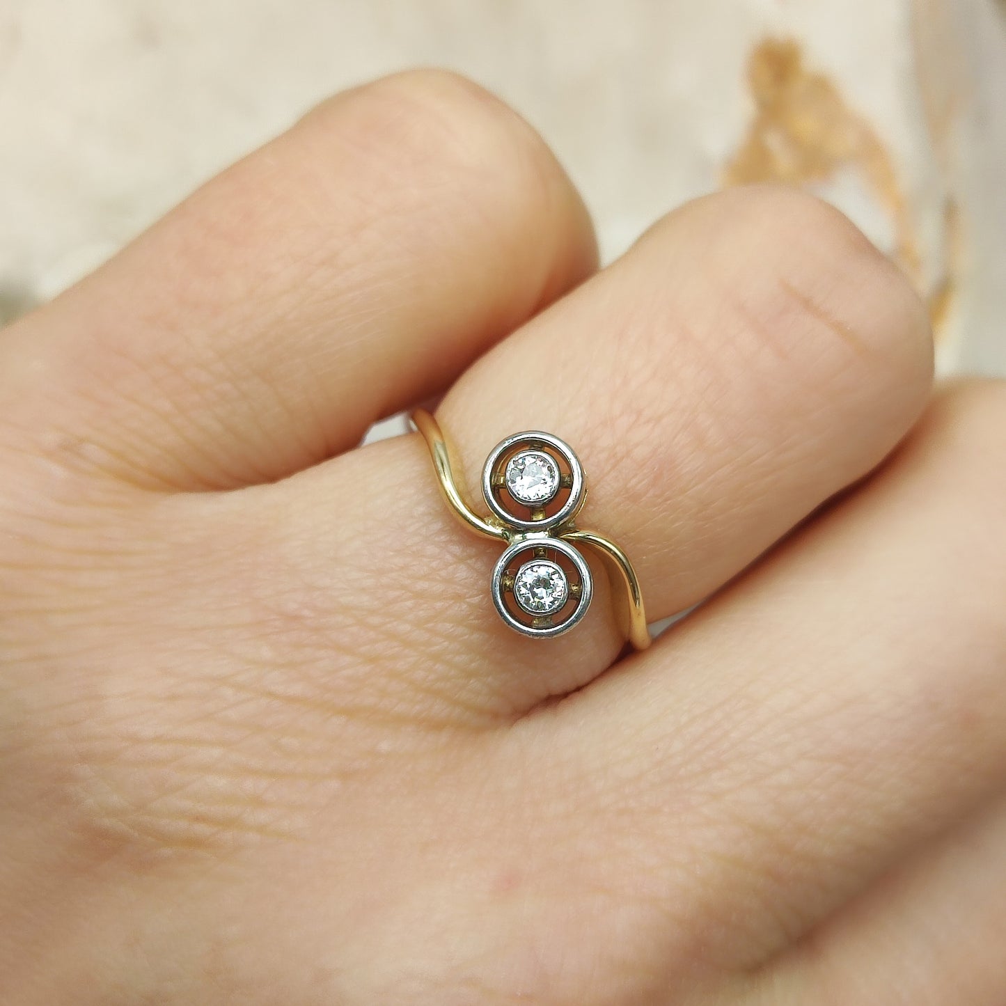 Toi et moi ring gedragen aan de hand