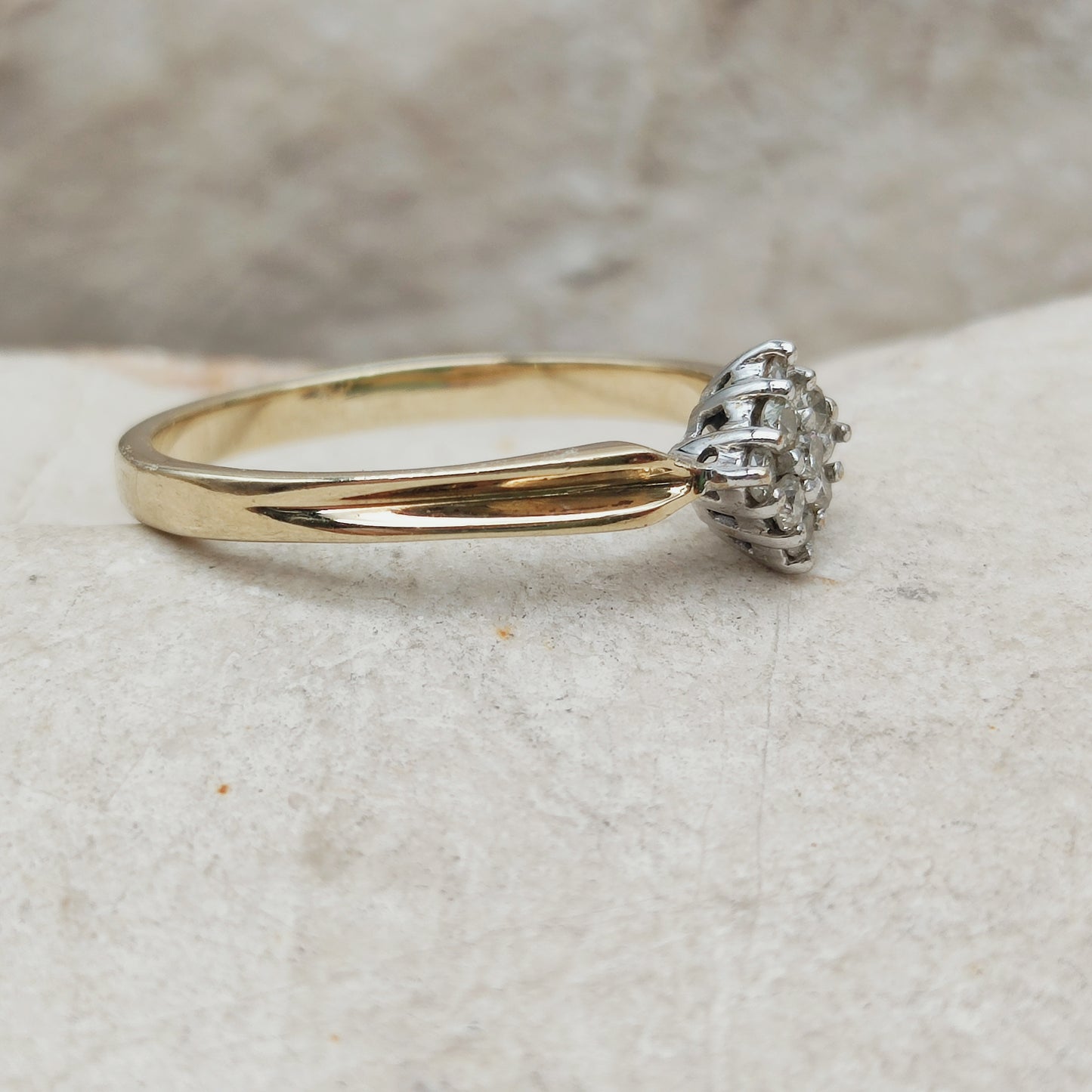Zijaanzicht van vintage gouden diamantring