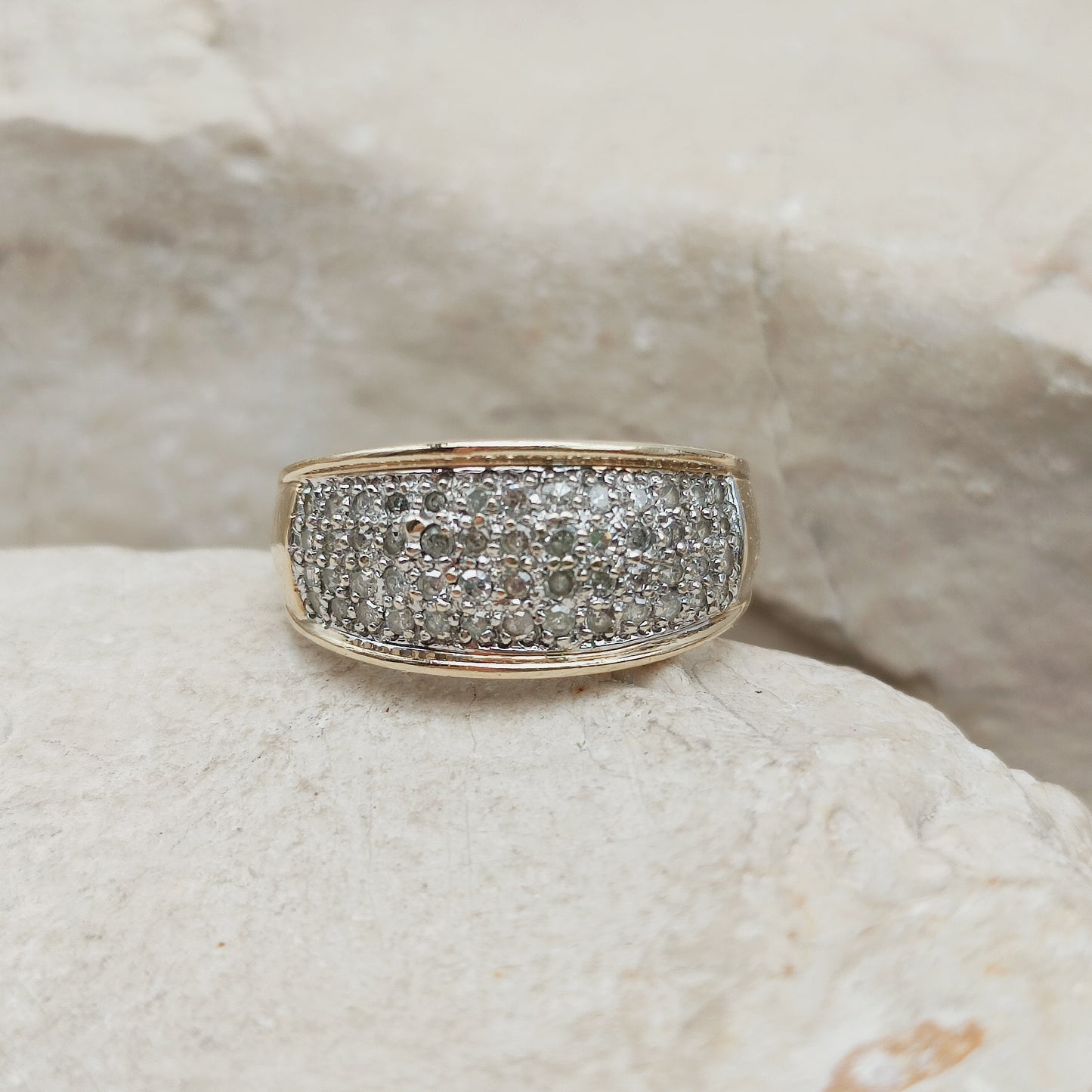 Brede vintage pavé diamanten ring in wit- en geelgoud