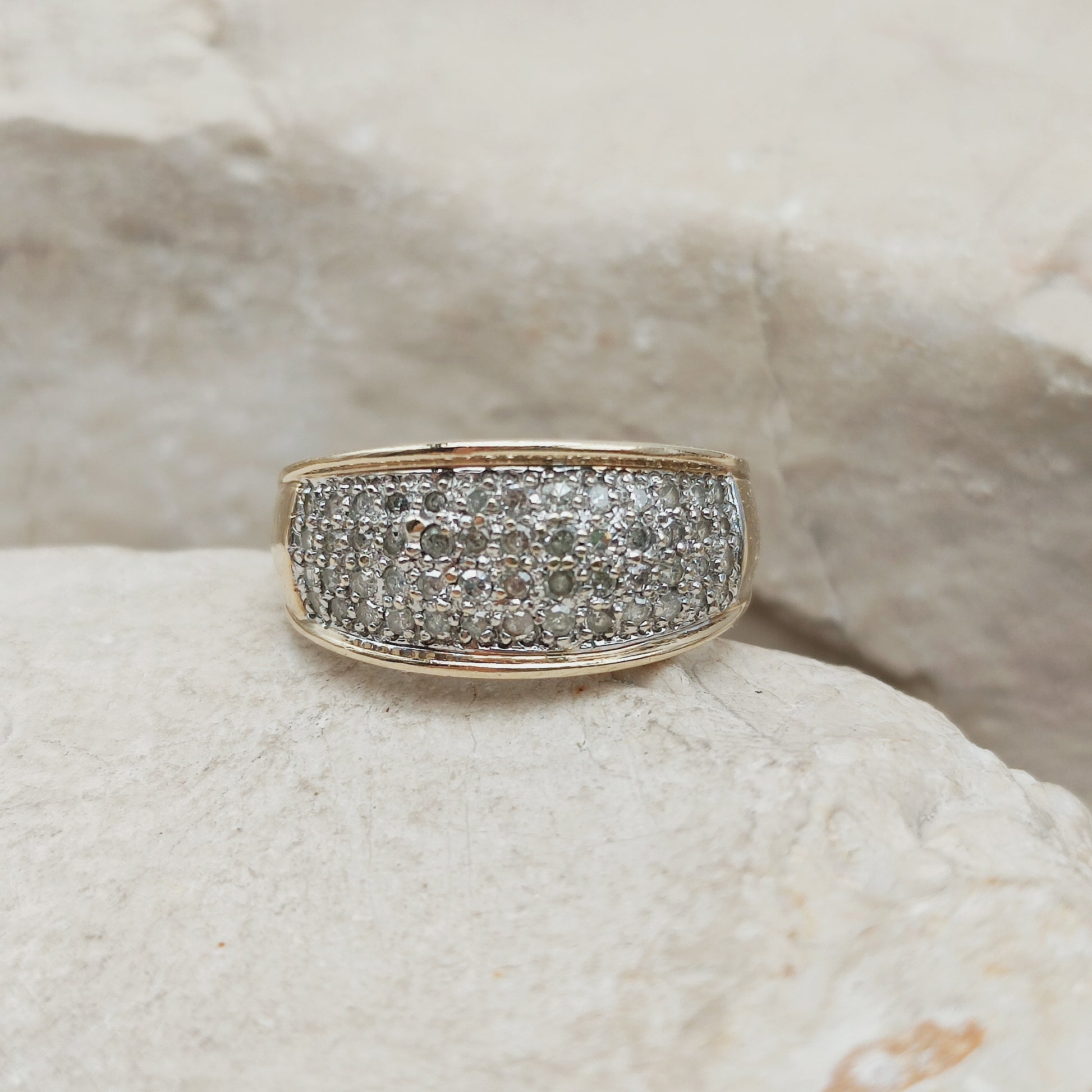 Brede vintage pavé diamanten ring in wit- en geelgoud