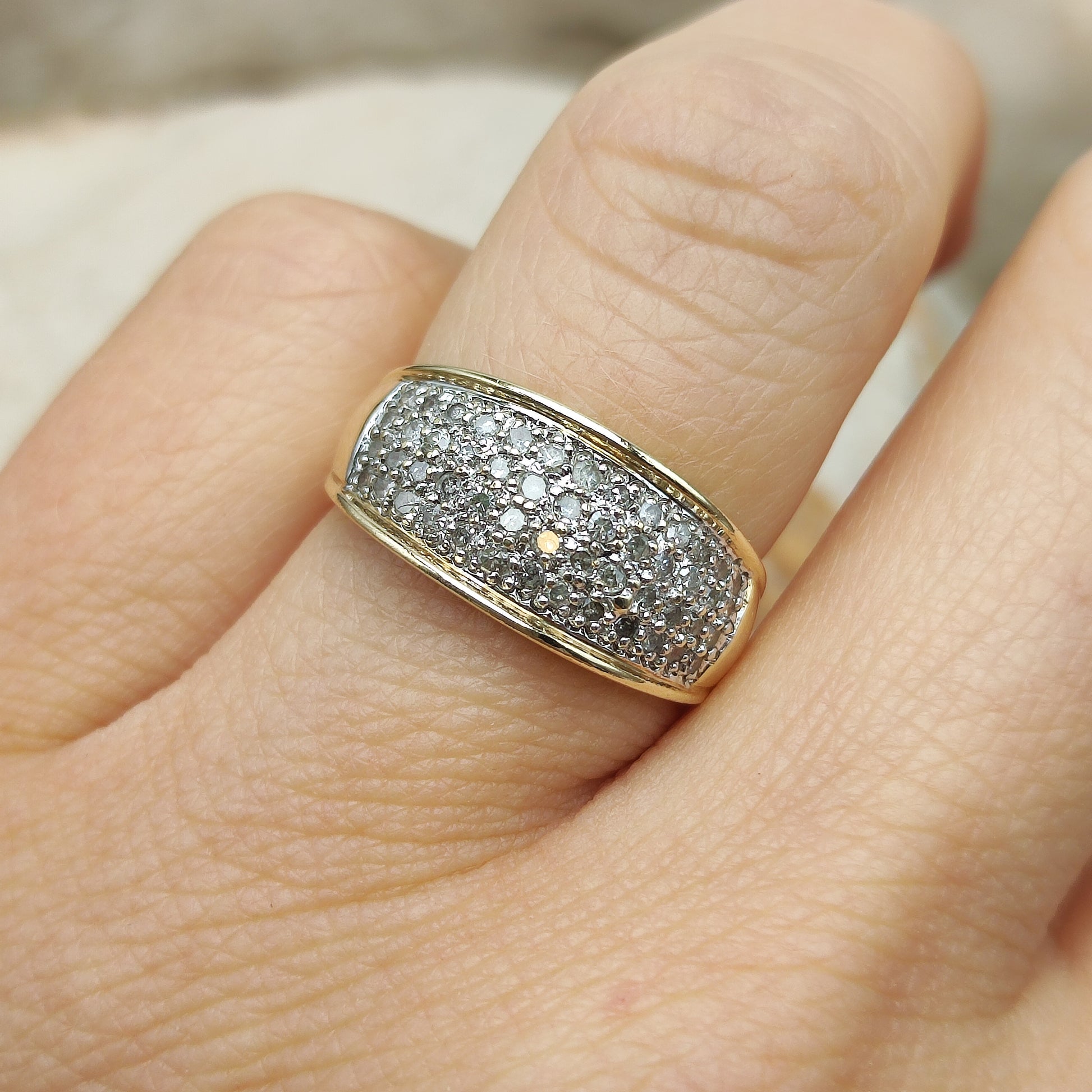 Vintage jaren 90 ring met diamanten gedragen aan de hand