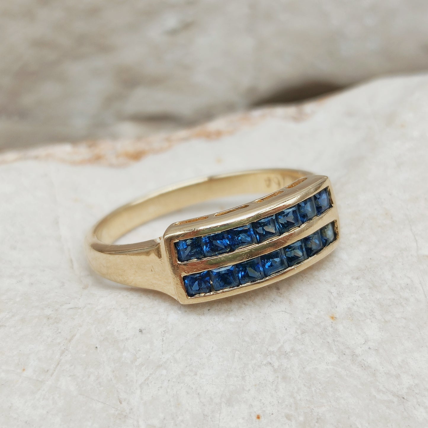 Geometrische saffier ring in geelgoud uit de jaren 1980
