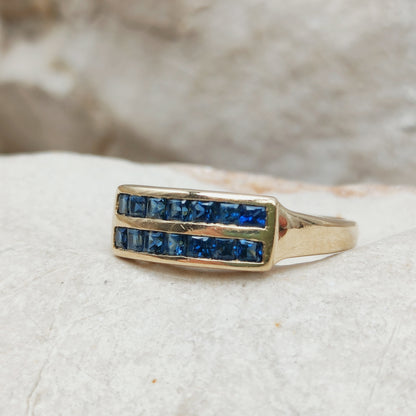 Detail van vintage ring met blauwe carré saffieren
