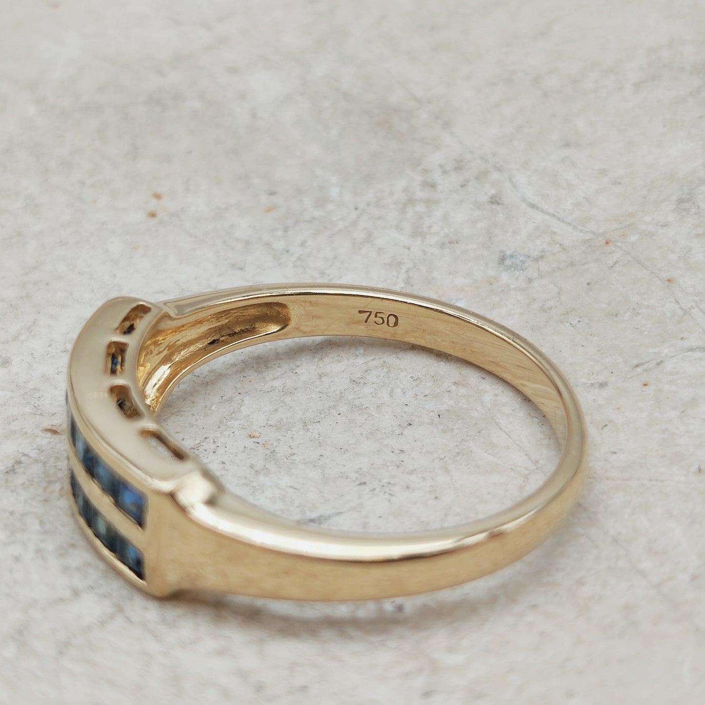 Vintage Carré Sapphire Ring in 18 Carat Gold