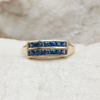 Vintage ring met dubbele rij carré saffieren in 18 karaat goud