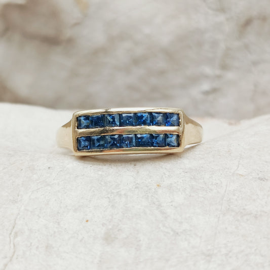 Vintage ring met dubbele rij carré saffieren in 18 karaat goud