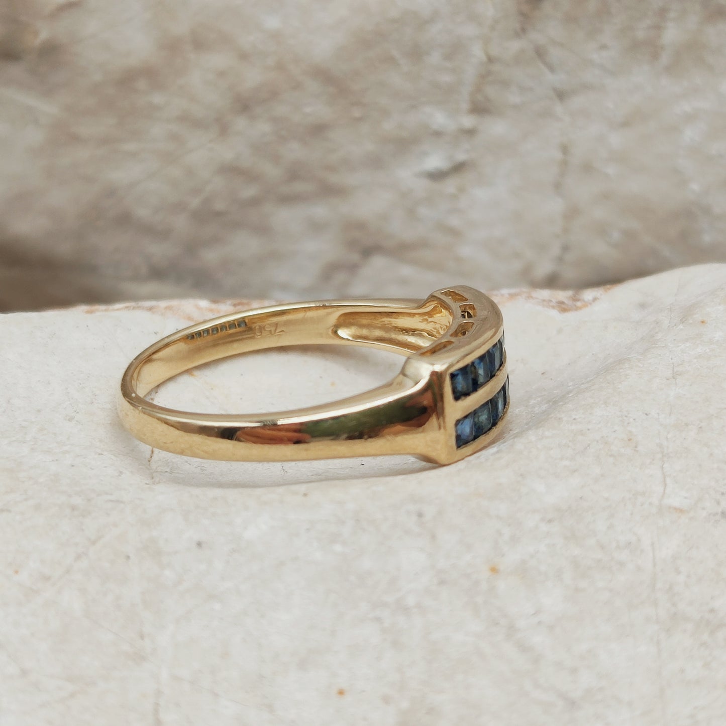 Vintage Carré Sapphire Ring in 18 Carat Gold
