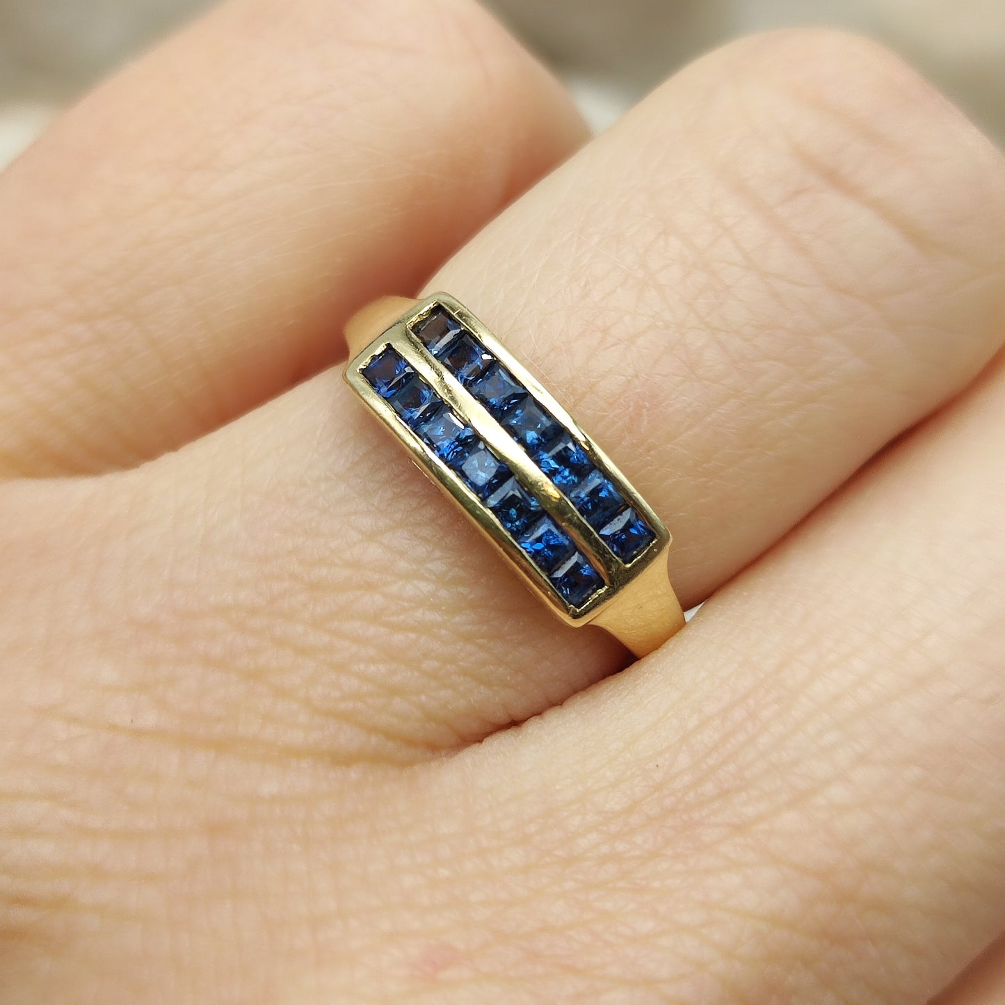 Vintage gouden ring met rechthoekige saffierzetting