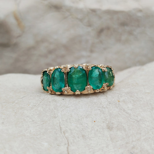 Vintage ring met vijf smaragden in 9 karaat goud