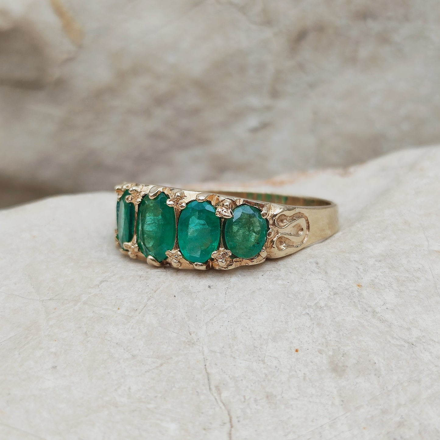 Zijaanzicht van vintage smaragd ring in 9 karaat goud