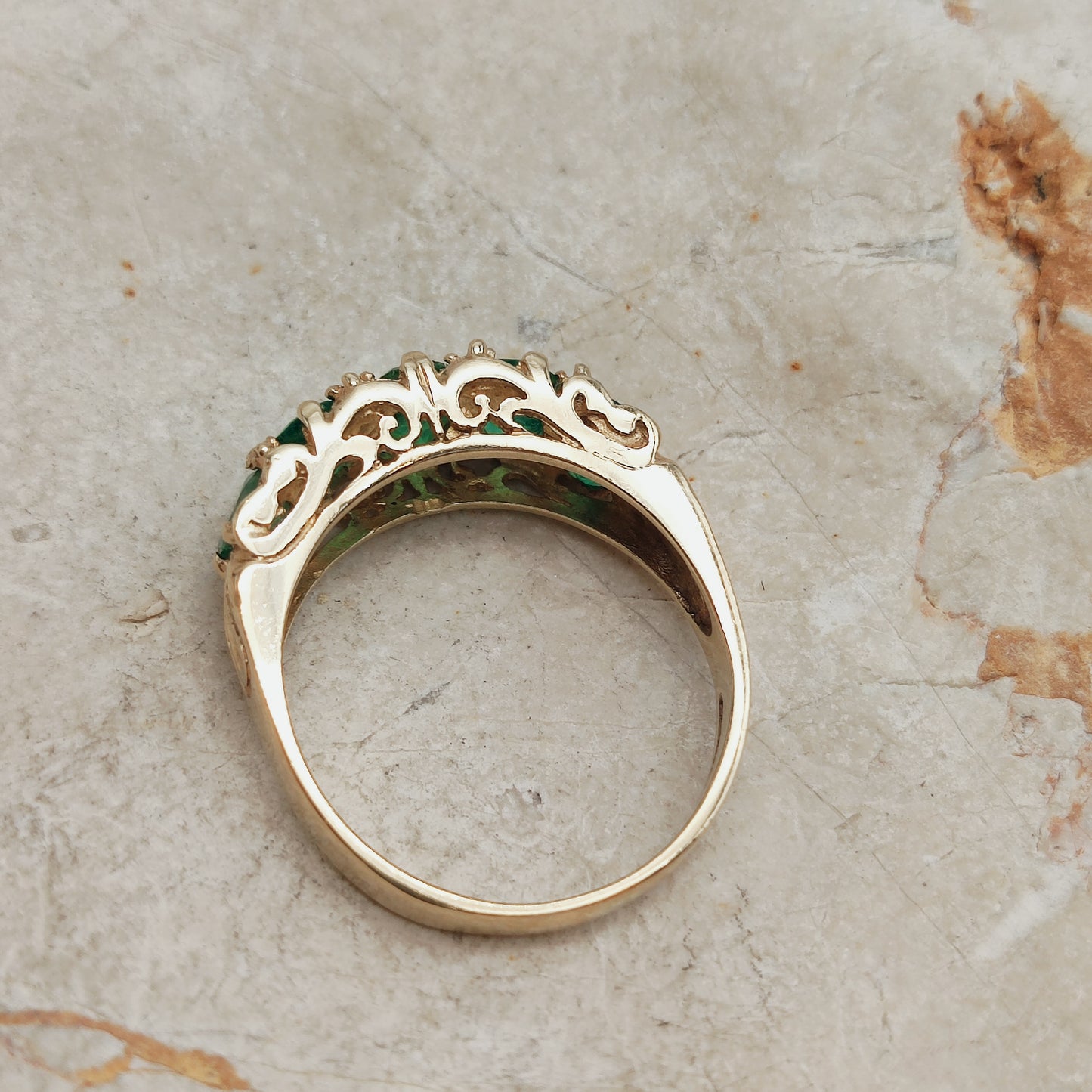 Detail van smaragd ring geïnspireerd op Victoriaanse stijl