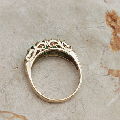 Detail van smaragd ring geïnspireerd op Victoriaanse stijl