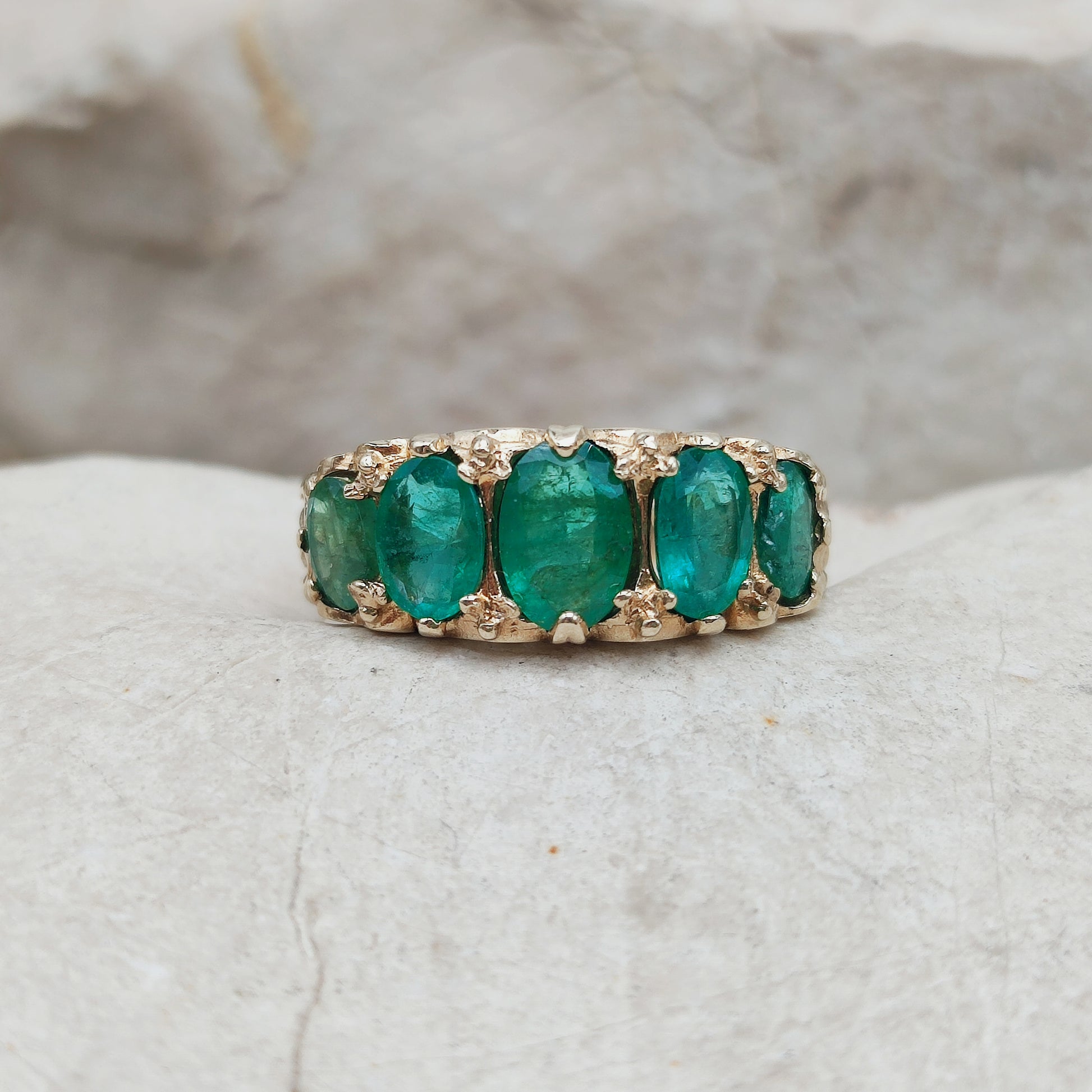 Smaragd ring met oplopende stenen in geelgoud